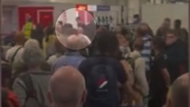 IZBIO PAKAO NA AERODROMU Šok snimak prikazuje tuču putnika zbog prtljaga na terminalu u Mančesteru (VIDEO)