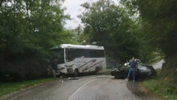 DRAMA KOD ARANĐELOVCA Sudar autobusa i automobila, vozilo skroz smrskano! (FOTO)