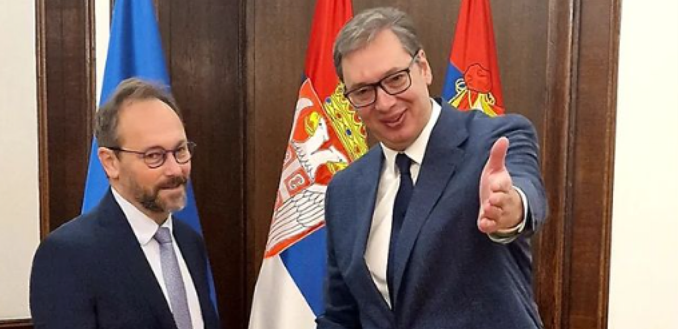 VUČIĆ SUTRA SA ŠEFOM DELEGACIJE EU Predsednik sa Žiofreom razgovara u Palati Srbija