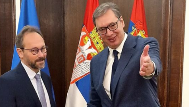 VUČIĆ SUTRA SA ŠEFOM DELEGACIJE EU Predsednik sa Žiofreom razgovara u Palati Srbija