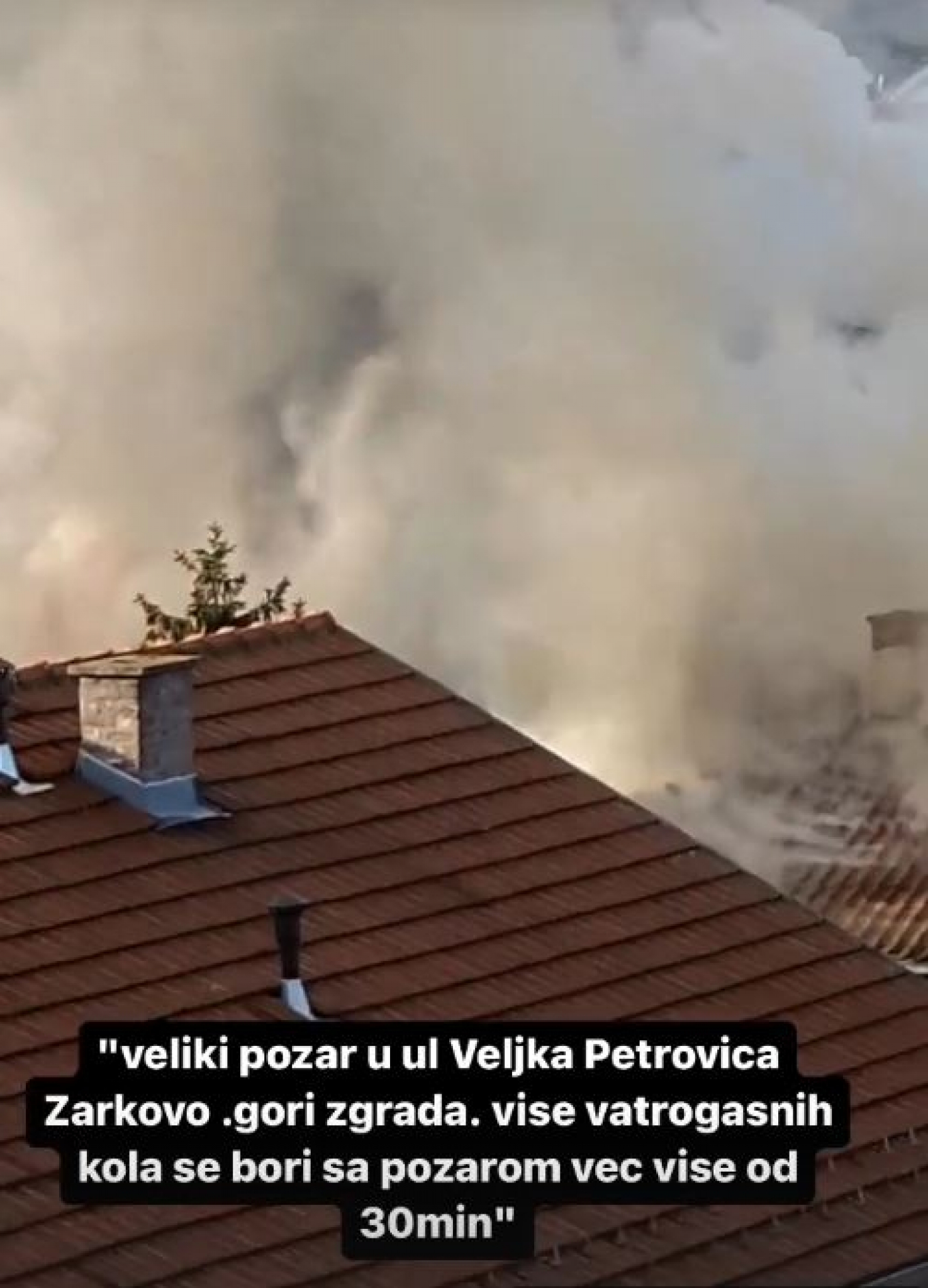 DRAMA NA ČUKARICI Izbio požar u stanu, gust dim prekrio Beograd!