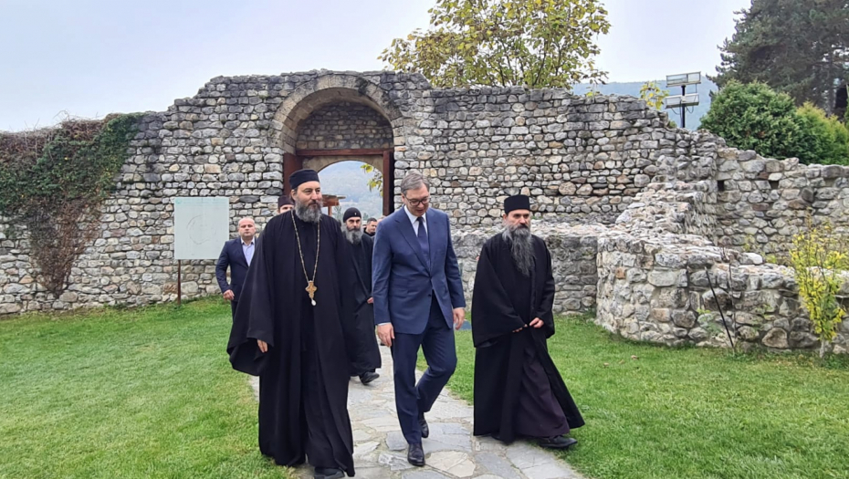 VUČIĆ POSETIO SOPOĆANE Država pomogla u rekonstrukciji svetinje i obnovila put do manastira (FOTO)