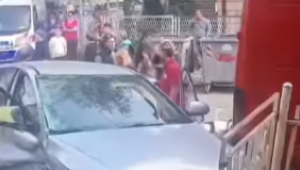 JEZIV UDES ISPRED ŠKOLE NA BANOVOM BRDU Automobil se zakucao u ogradu i uleteo u dvorište (VIDEO)