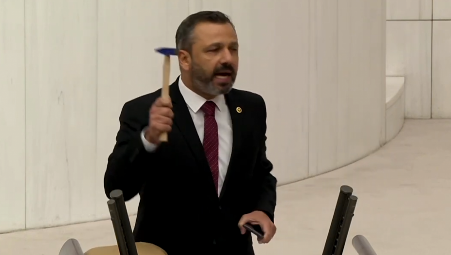 TURSKI POSLANIK OGORČEN Čekićem razlupao telefon u parlamentu (VIDEO)