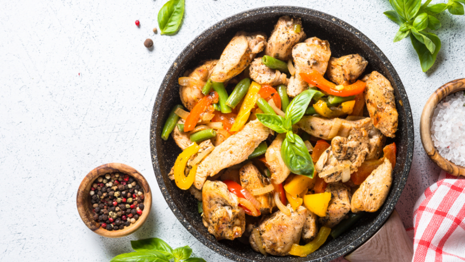 Ukusan i brz ručak: Piletina sa paprikom i lukom (RECEPT)