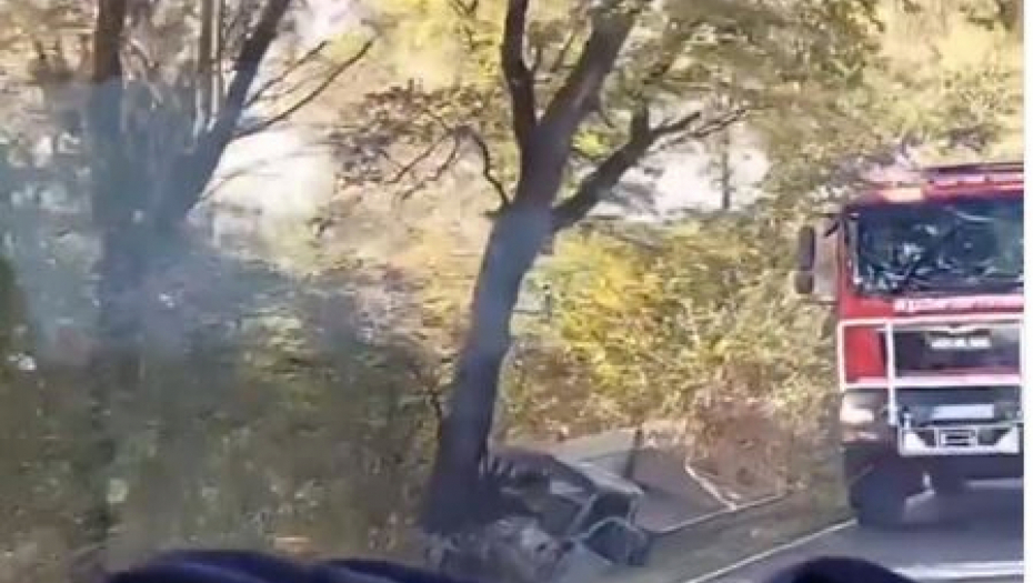 HOROR KOD OBRENOVCA Kamion se zapalio pored puta, vatrogasci se bore da izvuku vozača! (VIDEO)