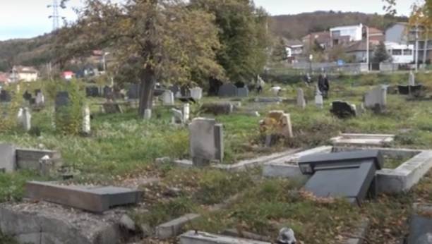 ČIST VANDALIZAM! Maloletnici skrnavili grobove u Boru, sa spomenika krali mesingane predmete