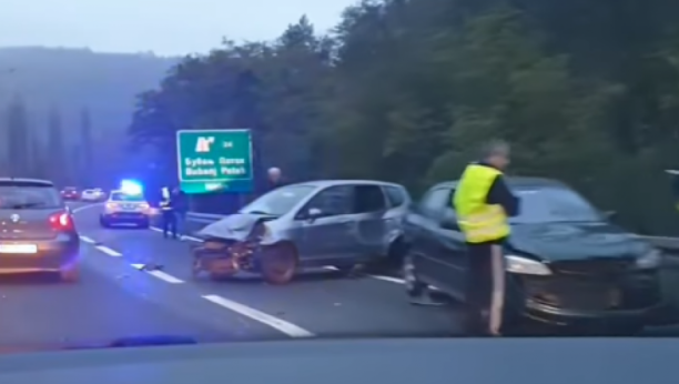 SAOBRAĆAJNA NESREĆA KOD BUBANJ POTOKA Kolaps na autoputu, kolone vozila, Hitna se provlači do povređenih(VIDEO)