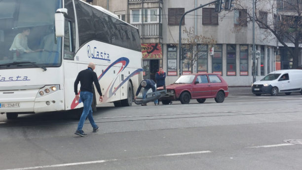 SAOBRAĆAJKA U CENTRU GRADA Sudarili se autobus i automobil, delovi vozila rasuti po putu (VIDEO)