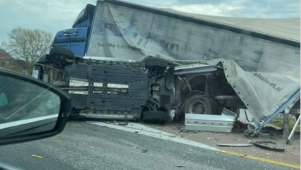 POTRESNA SCENA NA PANČEVAČKOM PUTU Automobil se zakucao u kamionsku prikolicu, prevrnuo se od siline udara (FOTO)