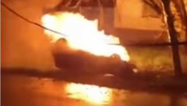 DRAMA U ODŽACIMA! Auto se prevrnuo i zapalio, meštani spasili vozača iz buktinje! (VIDEO)