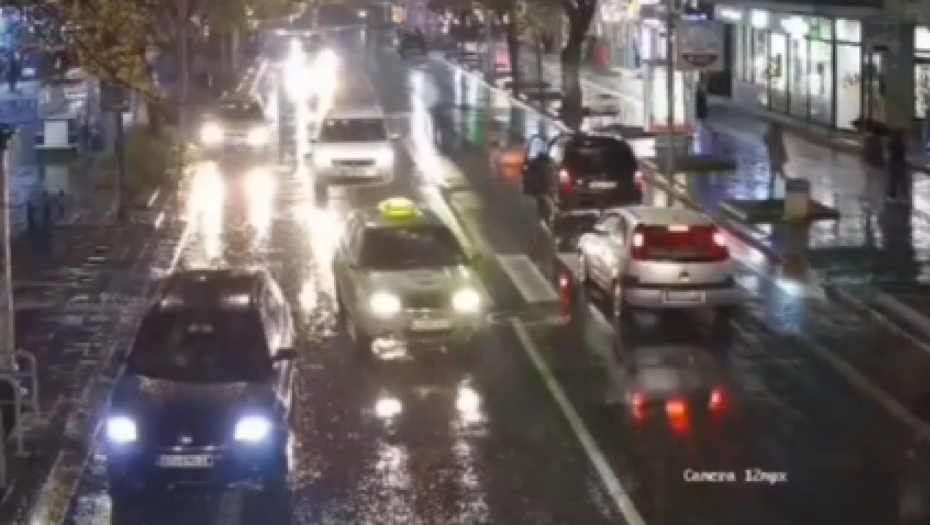 STRAVA U KRUŠEVCU Ženu udario automobil na pešačkom prelazu u Vidovdanskoj ulici (UZNEMIRUJUĆI VIDEO)