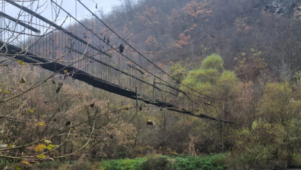 Srušen viseći most u Ovčar Banji