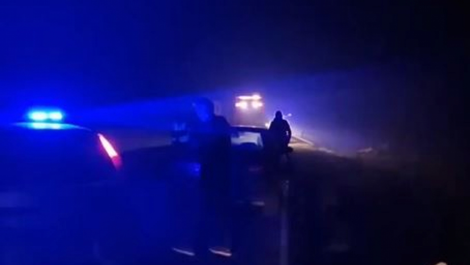TRAGEDIJA U FUTOGU Mladić automobilom udario u reklamnu tablu i traktorsku prikolicu, pa poginuo na licu mesta! (VIDEO)