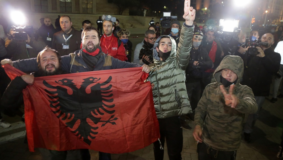 BERIŠA SKUPLJA ŠIPTARE PROTIV VUČIĆA! Albanski ekstremisti najavili protest u Tirani zbog dolaska predsednika Srbije!