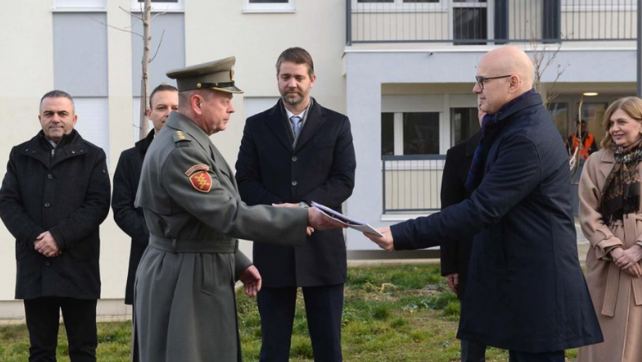Ministar Vučević uručio ključeve od stanova pripadnicima snaga bezbednosti (FOTO)