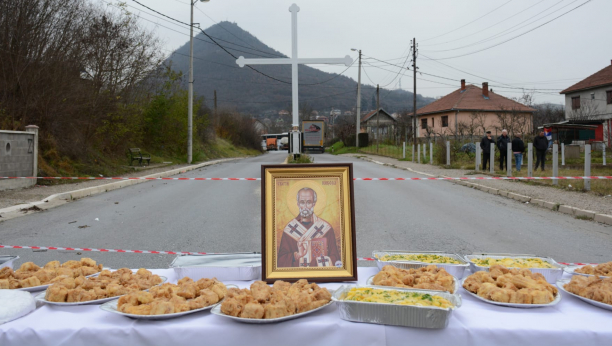 BORBA PROTIV TERORA PRIŠTINE NE PRESTAJE! Srbi obeležili krsnu slavu na barikadama u Rudaru (FOTO)