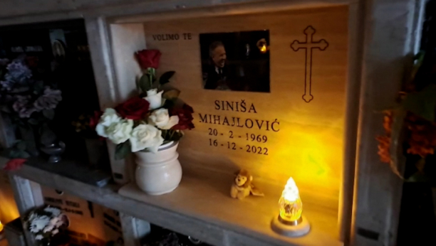 DETALJ KOJI JE SVE RASPLAKAO Pogledajte šta je Mihina unuka ostavila na dedinom grobu (FOTO)