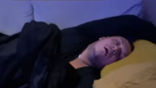 DOMAĆIN Gastoz zaspao na sopstvenoj slavi (FOTO)