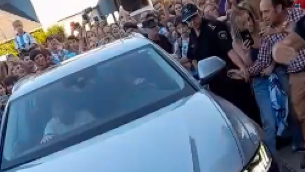 LUDNICA ISPRED MESIJEVE KUĆE Policija pomogla Leu da uđe, totalni haos (VIDEO)
