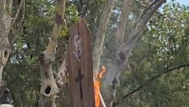 BOLESNO I BIZARNO Argentinci spalili mrtvački sanduk sa slikom Mbapea (VIDEO)