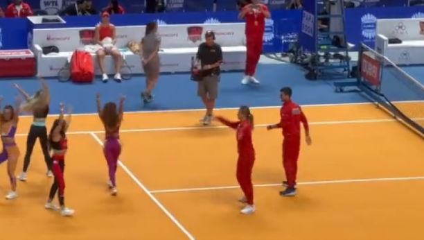 LUDI NOLETOV PLES Đoković nije mogao igra tenis, ali je napravio veliki šou (VIDEO)