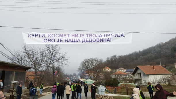 VELIKI MITING U RUDARU Srbi razvili transparent: "Kurti, Kosmet nije tvoja prćija, ovo je naša dedovina!"