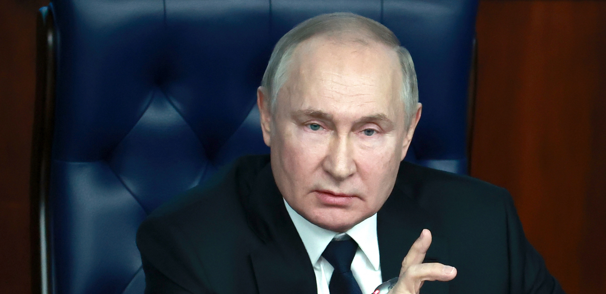 "SAMO POGLEDAJTE PUTINOVU RUKU" Oksfordski profesor izneo šok teoriju o ruskom lideru (VIDEO)