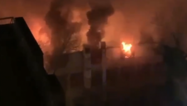 PRVI SNIMCI POŽARA U BULEVARU DESPOTA STEFANA Gori napuštena zgrada, vatrogasci se bore sa vatrenom stihijom (VIDEO)