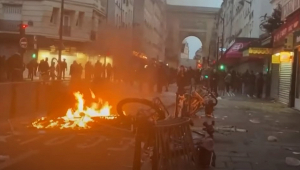 HAOS U PARIZU UOČI BOŽIĆA Okršaji demonstranata sa policijom zbog trostrukog ubistva (VIDEO)