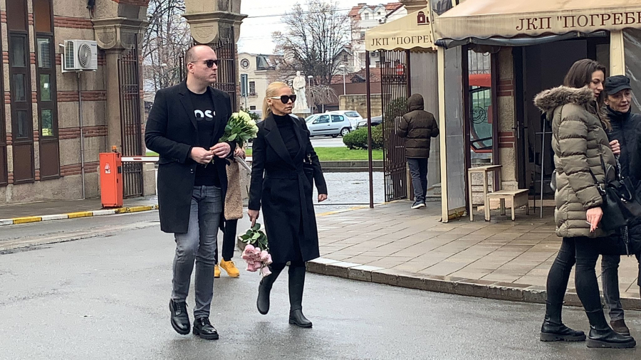 SLOMLJENA Nataša Bekvalac stigla na Laćinu sahranu,  bezuspešno pokušava da sakrije suze (FOTO)