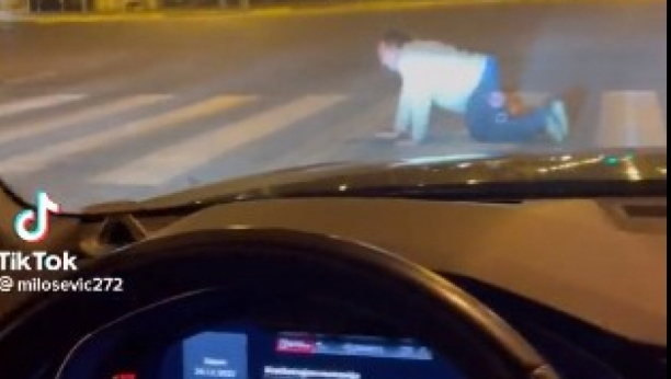 NIJE SMEŠNO LJUDI! Nestvaran snimak iz Beograda, čovek puzeći prelazi ulicu, reakcije prolaznika šokantne