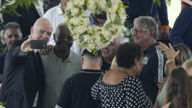 TOTALNO SE POGUBIO Infantino došao na sahranu, pa slikao selfi pored mrtvog Pelea (FOTO)