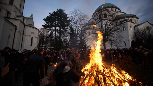 SRBI SLAVE BADNJI DAN Održano tradicionalno paljenje badnjaka ispred Hrama Svetog Save (FOTO/VIDEO)