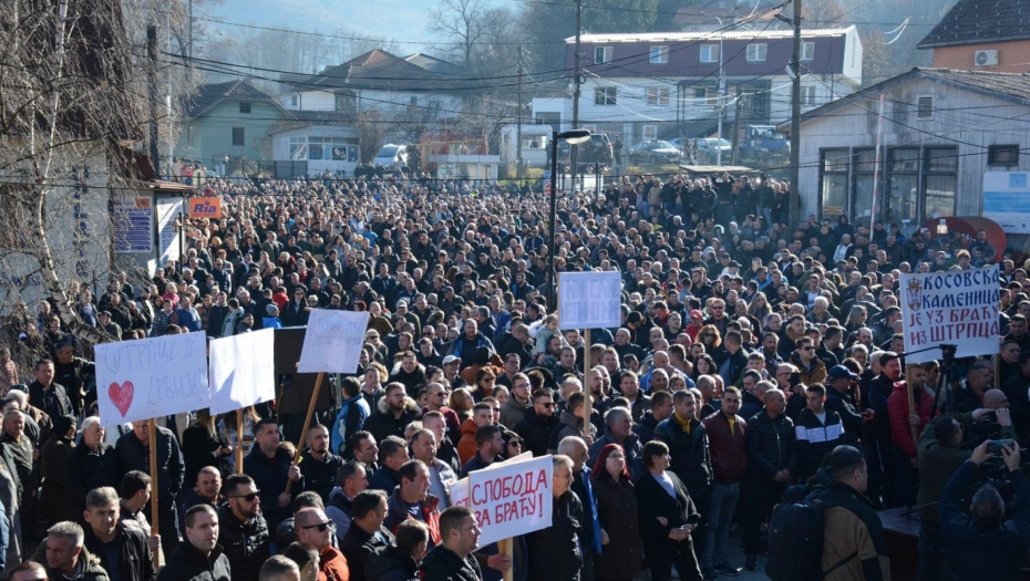 PLJUNULI NA SRPSKI NAROD! Boško i Jeremić skupili 43, pa napravili protest, samo im fali Rada Trajković! (FOTO)