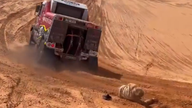 UBIO NAVIJAČA, A NIJE GA NI VIDEO Isplivao šokantan snimak, ovako je kamion pregazio nesrećnog čoveka (UZNEMIRUJUĆI VIDEO)