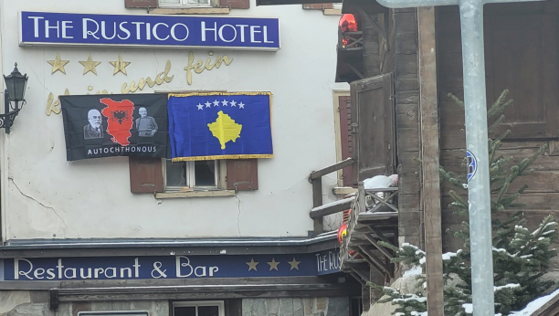 SKANDAL U DAVOSU Zastave „Velike Albanije“ i tzv. Kosova kod hotela u kom će odsesti Vučić!