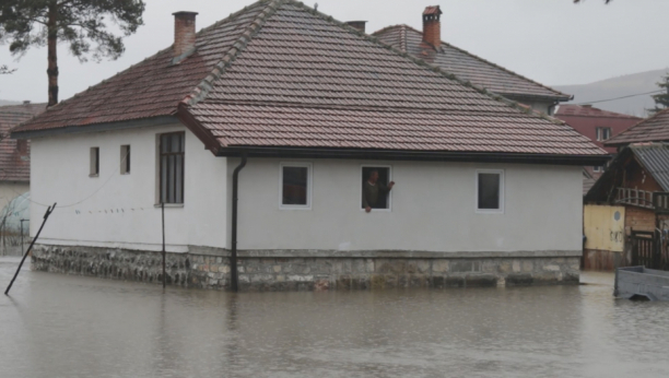 BEBA ZAROBLJENA U KUĆI Poplave paralisale Sjenicu (FOTO)