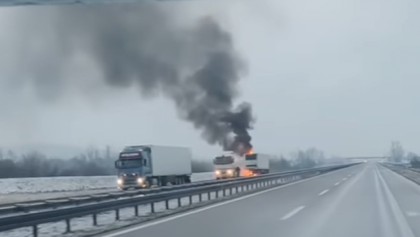 GUSTI DIM NA AUTO-PUTU Zapalila se kamionska prikolica na brzoj saobraćajnici Niš-Vranje