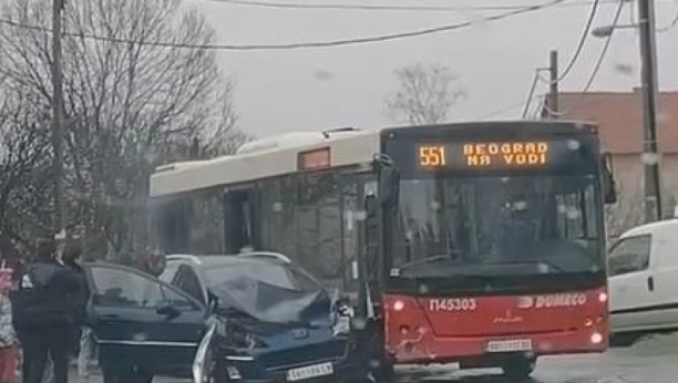 DRAMA KOD UMKE Sudarili se autobus i automobil, vozilo potpuno smrskano! (VIDEO)