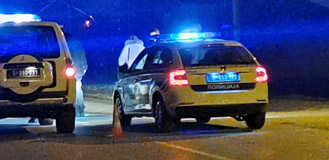 MUŠKARAC LEŽI NA ASFALTU Gosti restorana pritekli u pomoć: Teška saobraćajka kod Sremske Kamenice