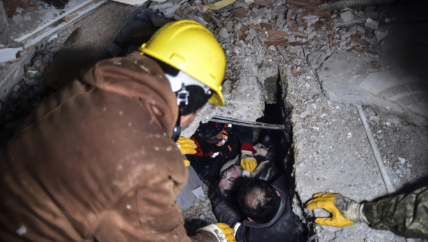 NOVI HEROJSKI PODVIG SPASIOCA Spasena 17-godišnja devojka iz ruševina 248 sati posle zemljotresa