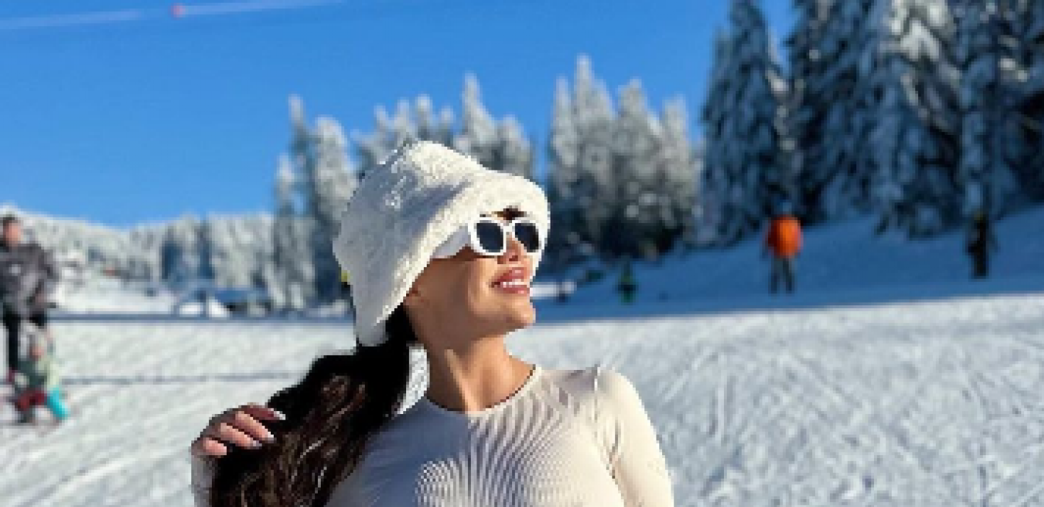 SPORTSKA OPREMA IZ TRI DELA Stanija otišla na Kopaonik, a na njoj samo šubara, rukavice i naočare! Topi sneg oko sebe (FOTO)