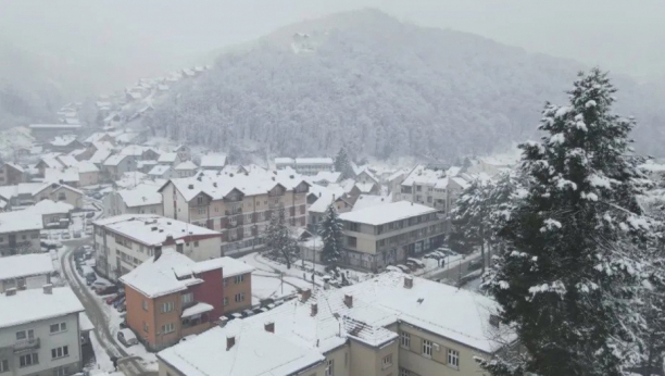 RAZGRĆE SNEG BOLJE NEGO MAŠINA Slobodan gazi osmu deceniju, a zbog jednog detalja svi su u čudu (FOTO)