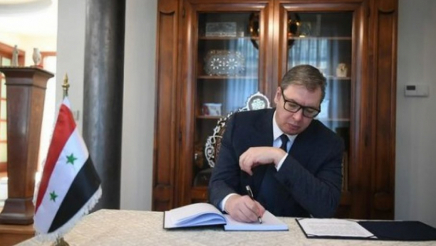 DUBOKO SAUČEŠĆE SIRIJSKOJ ARAPSKOJ REPUBLICI I NJENIM GRAĐANIMA Predsednik Vučić se upisao u knjigu žalosti u ambasadi Sirije (FOTO)