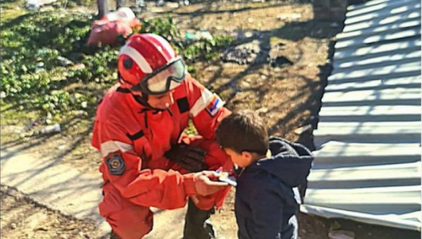 SRCEPARAJUĆA FOTOGRAFIJA IZ TURSKE Srpski spasilac deli čokoladu s dečakom! (FOTO)