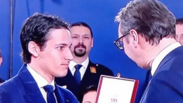 MIHINA SUPRUGA POSLALA JAKU PORUKU Objavila fotografiju sina sa ceremonije Dana državnosti Srbije uz moćne reči na srpskom (FOTO)