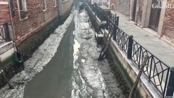 GONDOLE ZAGLAVLJENE U BLATO Kanali suvi, nema mora, apokaliptična slika Venecije