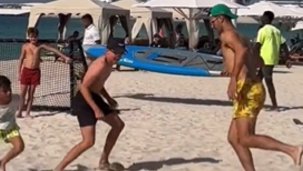 NOVAK ODUŠEVIO SVE Đoković se pojavio na plaži u Dubaiju, a onda odlučio da klincima pokaže fudbalsko umeće (VIDEO)