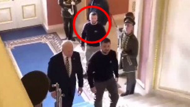 DA LI ZELENSKI IMA DVOJNIKA? Izgleda da snimak tokom Bajdenove posete prikazuje „klona“ ukrajinskog predsednika (VIDEO)